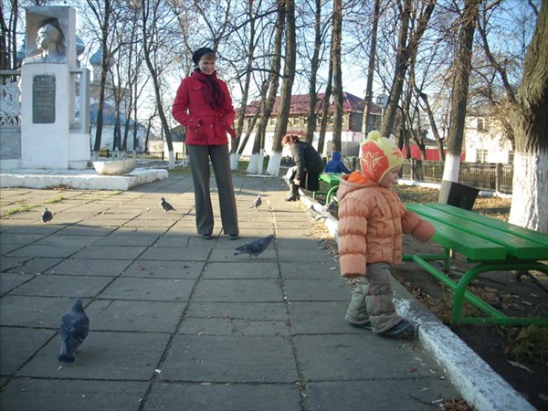 На площади Патоличева